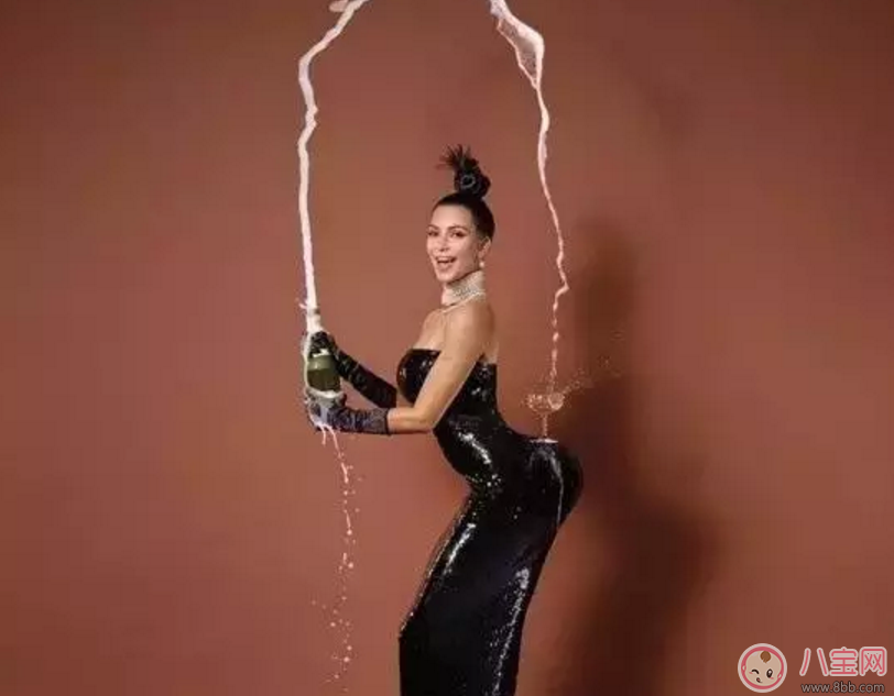 翹臀女王卡戴珊產(chǎn)后依舊擁有翹臀蜂腰  如何修煉翹臀