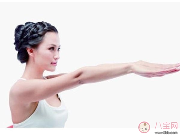 產(chǎn)后防止胸部下垂 做豐胸操胸部不變形