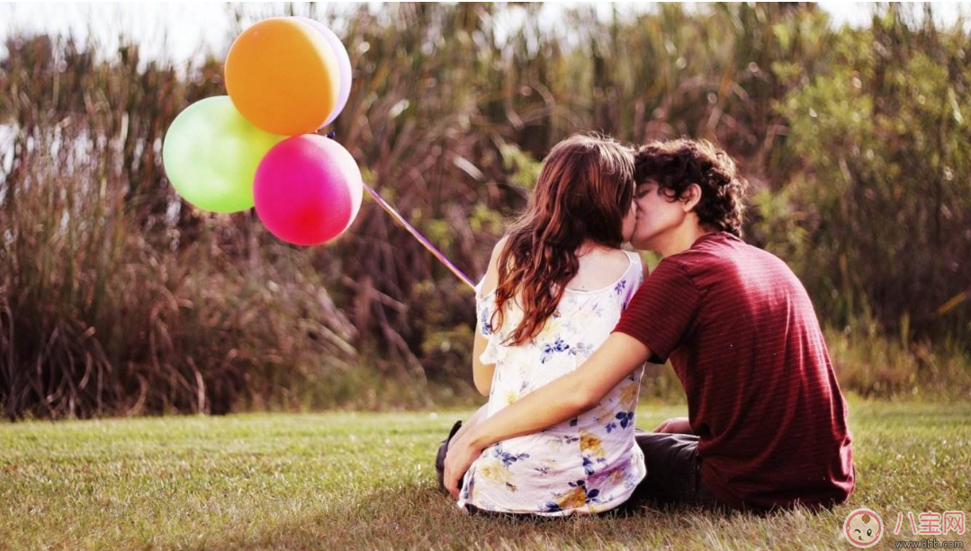 這些情況竟然暗示她想對(duì)你以身相許 哪些情況可以看出女性很仰慕你