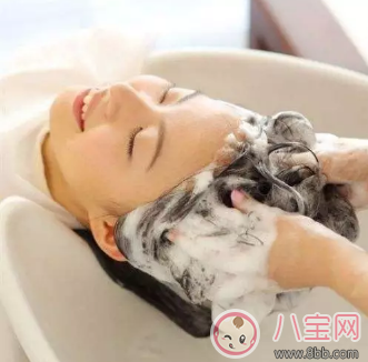 夏季坐月子期間什么時(shí)候可以洗頭 這樣洗更健康 夏季坐月子期間什么時(shí)候可以洗頭 這樣洗更健康