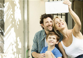 陳浩民老婆一次抱三娃拍照 當媽后有哪些變化？