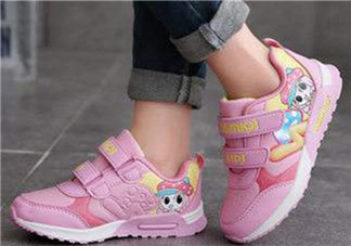 寶寶機(jī)能鞋學(xué)步鞋的區(qū)別有哪些 寶寶機(jī)能鞋和學(xué)步鞋哪種好