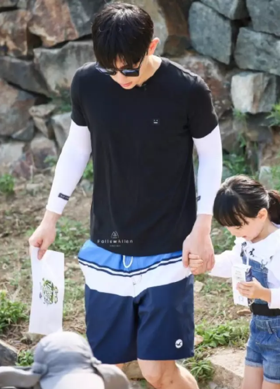 鄧倫《爸爸去哪兒》實習奶爸表現(xiàn) 東北萌娃與鄧倫配合默契嗎？