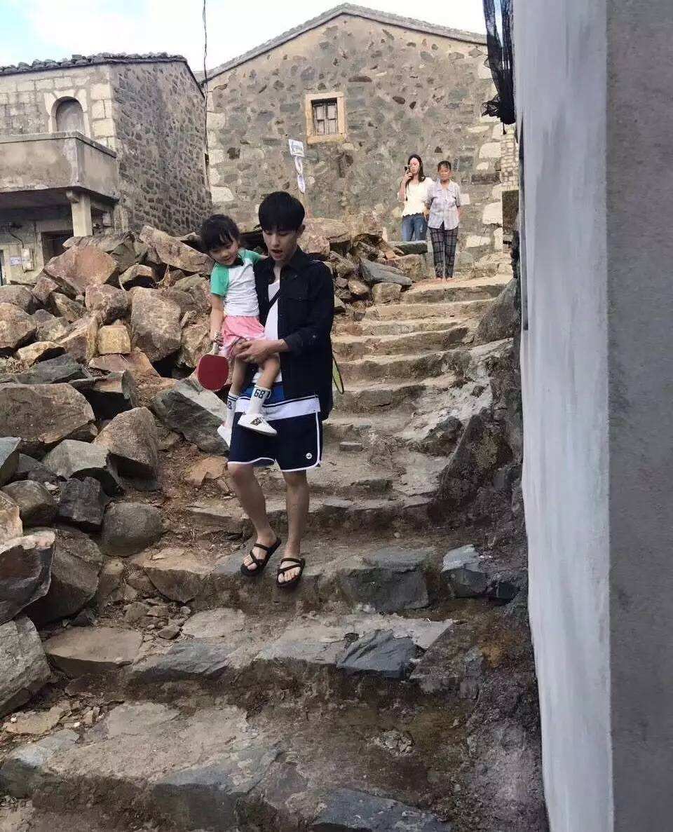 鄧倫《爸爸去哪兒》實習奶爸表現(xiàn) 東北萌娃與鄧倫配合默契嗎？