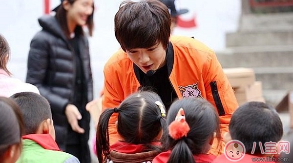 鹿晗張藝興芭莎明星慈善夜合體同框 竟相約一起上廁所？