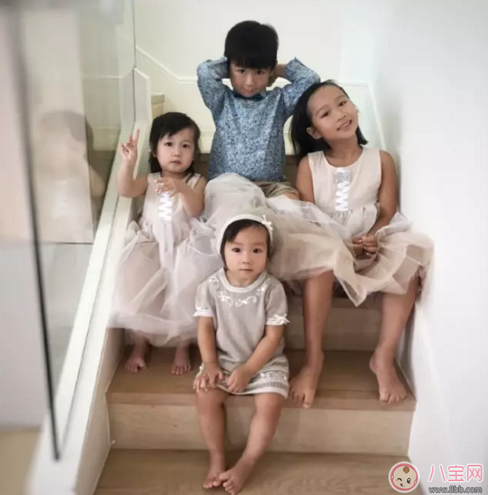 陳浩民帶全家開(kāi)趴孩子穿巨型拖鞋 如何給寶寶選鞋子