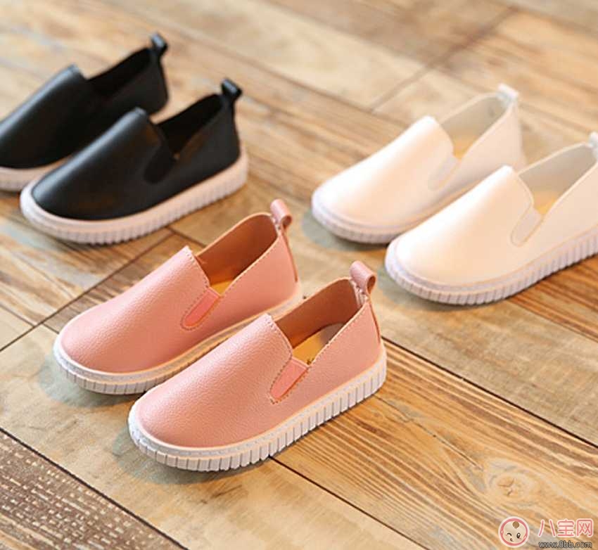 陳浩民帶全家開(kāi)趴孩子穿巨型拖鞋 如何給寶寶選鞋子