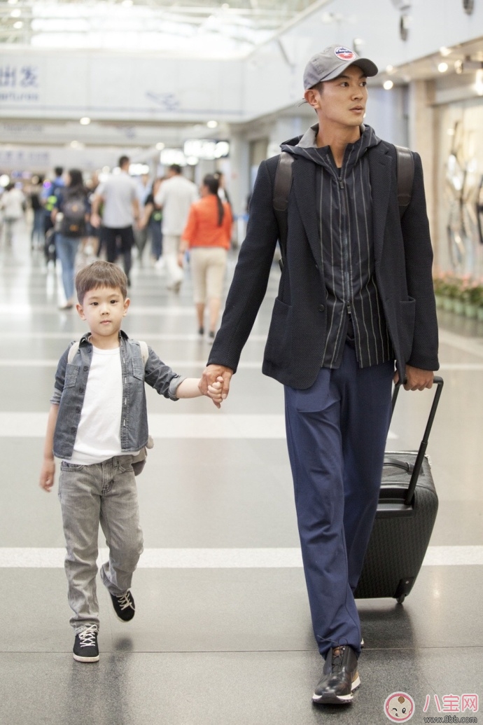 爸爸去哪兒停播,沒(méi)有的事 杜江和嗯哼現(xiàn)身機(jī)場(chǎng)