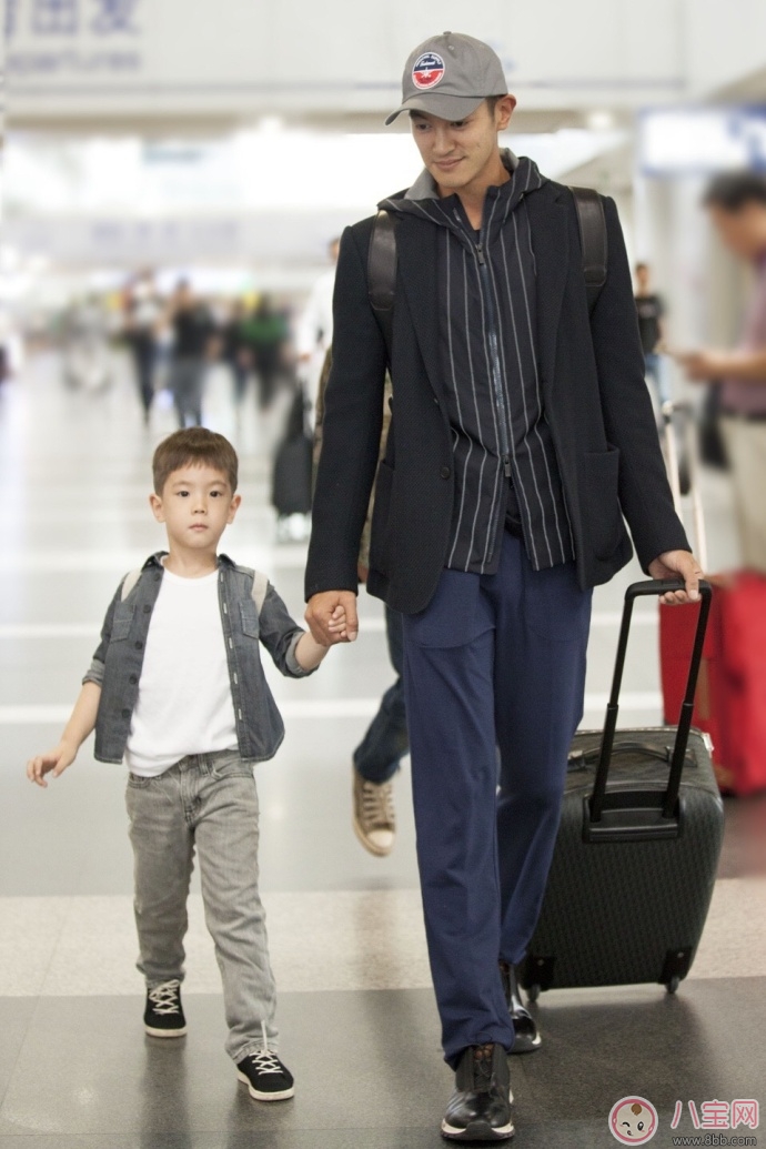 爸爸去哪兒停播,沒(méi)有的事 杜江和嗯哼現(xiàn)身機(jī)場(chǎng)
