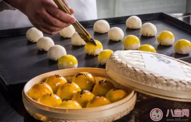 懷孕早期可以吃月餅嗎 孕婦能吃蛋黃白蓮蓉月餅嗎