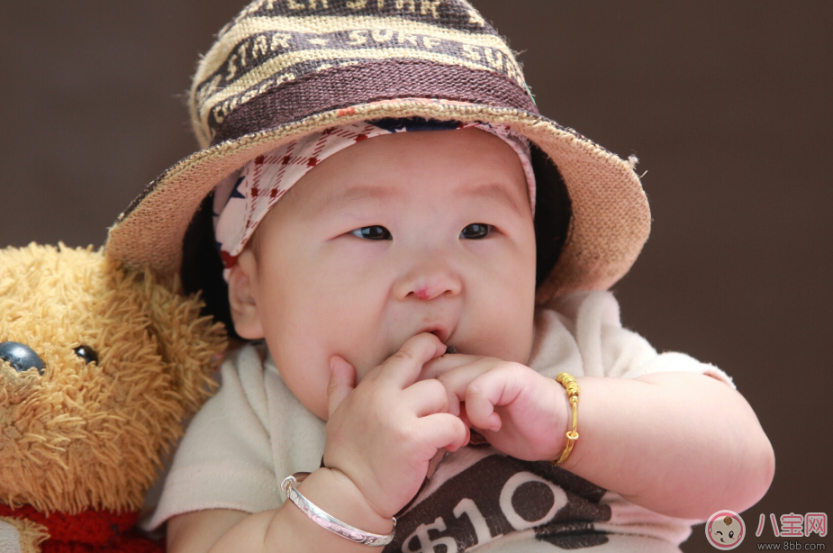 孩子出生就給銀飾物戴 怎么戴才安全 孩子出生就給銀飾物戴 怎么戴才安全