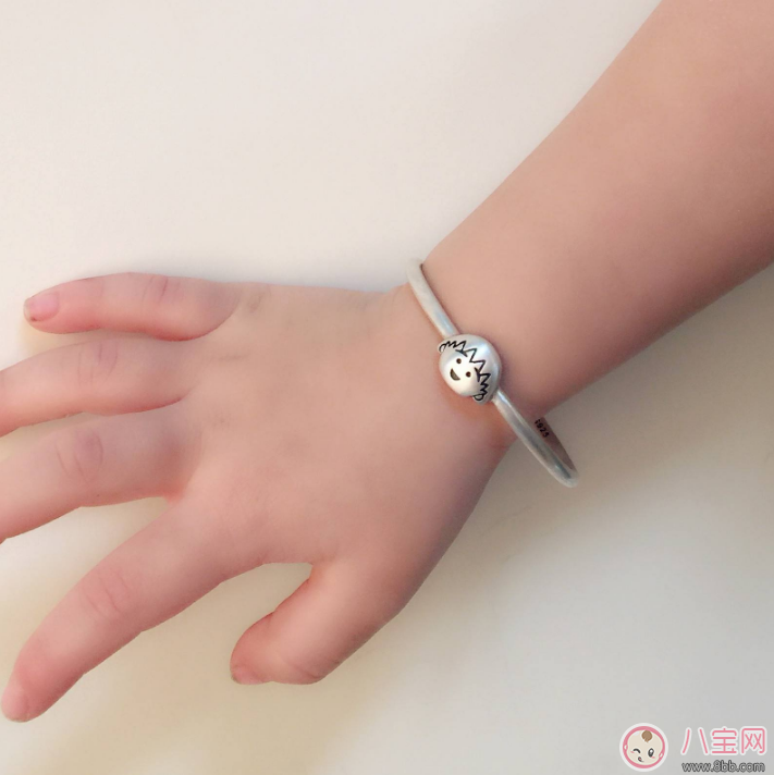 孩子出生就給銀飾物戴 怎么戴才安全 孩子出生就給銀飾物戴 怎么戴才安全