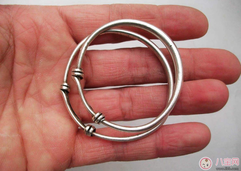 孩子出生就給銀飾物戴 怎么戴才安全 孩子出生就給銀飾物戴 怎么戴才安全