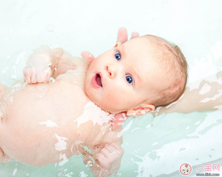 孩子到處爬爬爬身上臟 寶寶洗澡用沐浴露選擇方法