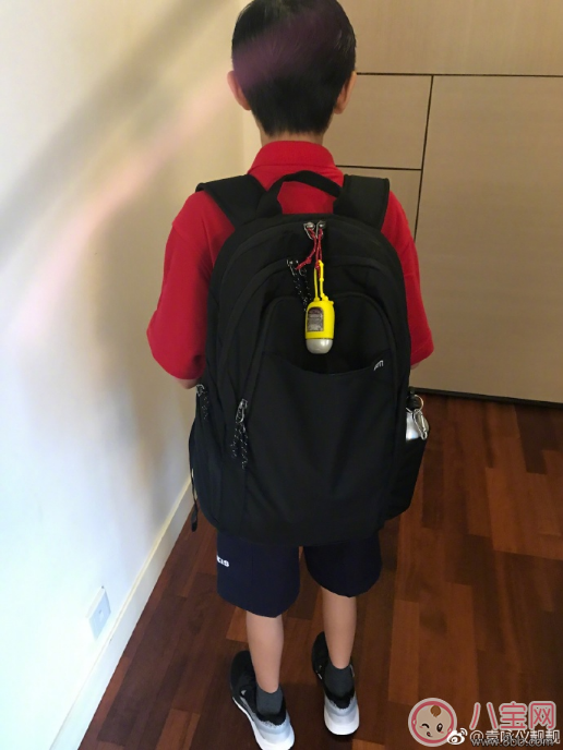 袁詠儀兒子上學書包掛免洗洗手液 孩子用免洗洗手液好不好