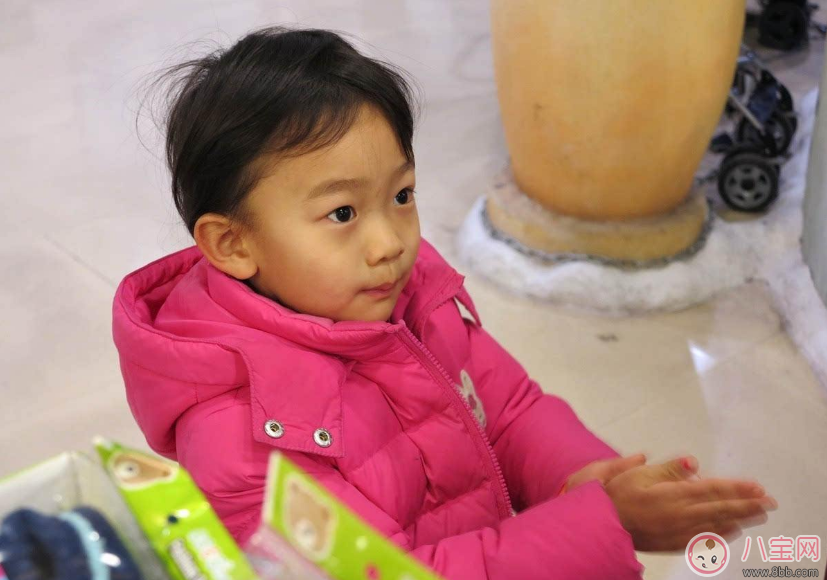 袁詠儀兒子上學書包掛免洗洗手液 孩子用免洗洗手液好不好