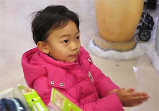 袁詠儀兒子上學(xué)書包掛免洗洗手液 孩子用免洗洗手液好不好