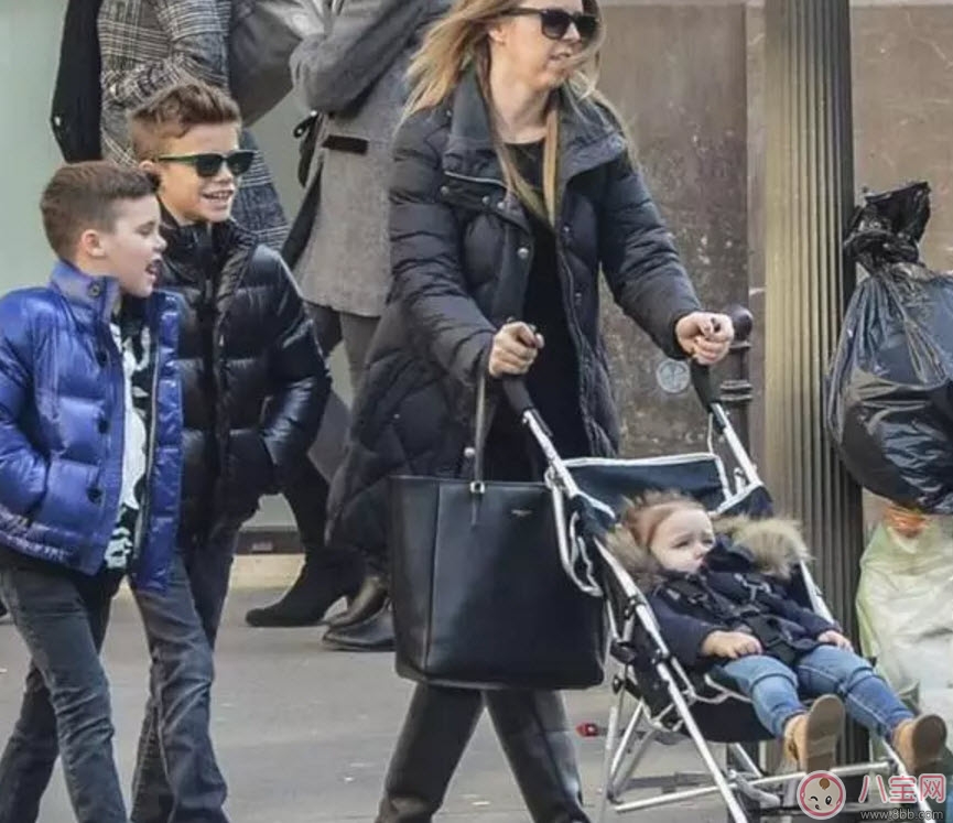 如何選擇寶寶嬰兒車 根據(jù)寶寶年齡選嬰兒車