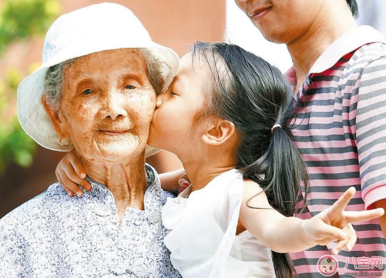 老人帶孩子要不要給錢(qián) 老人帶孩子給錢(qián)傷感情嗎