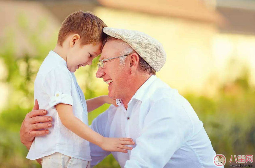老人帶孩子要不要給錢(qián) 老人帶孩子給錢(qián)傷感情嗎