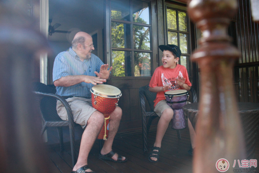 老人帶孩子要不要給錢(qián) 老人帶孩子給錢(qián)傷感情嗎