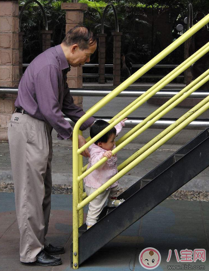 老人帶孩子要不要給錢(qián) 老人帶孩子給錢(qián)傷感情嗎