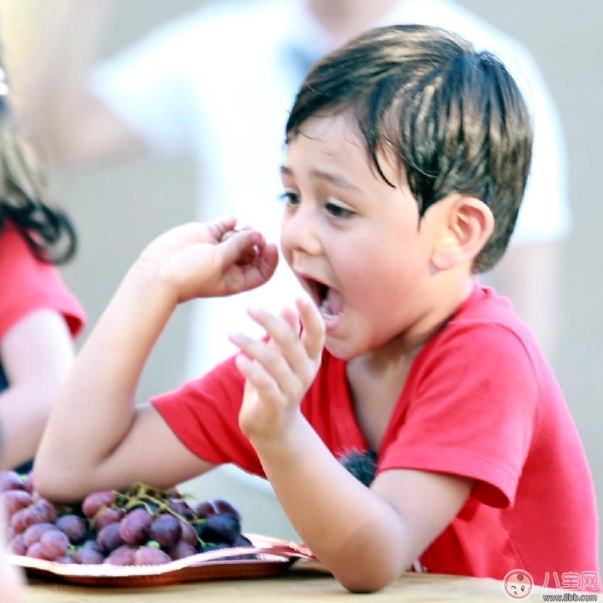 寶寶便秘不喝藥 吃葡萄就好了