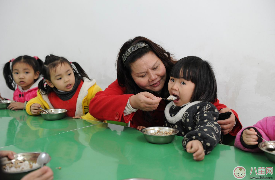 寶寶吃飯追著喂 錯過獨立喂飯機會只能這樣