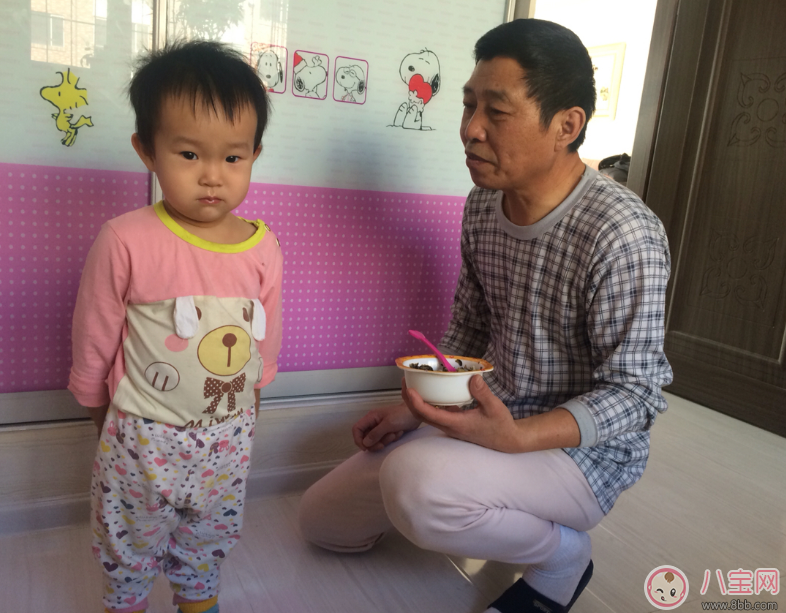 寶寶吃飯追著喂 錯過獨立喂飯機會只能這樣