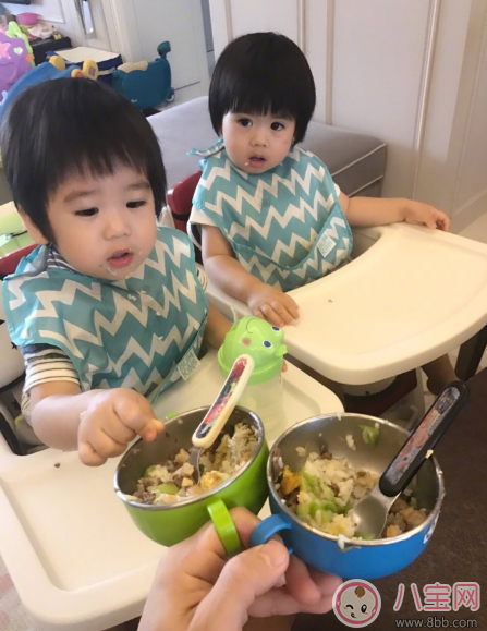 寶寶吃飯追著喂 錯過獨立喂飯機會只能這樣