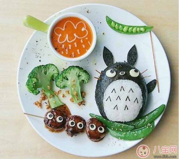 寶寶吃飯追著喂 錯過獨立喂飯機會只能這樣