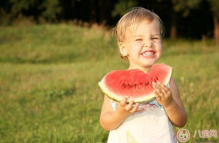 2017夏天寶寶吃西瓜好還是喝西瓜汁好 寶寶多大可以吃西瓜