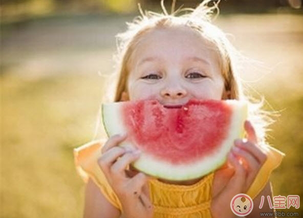 2017夏天寶寶吃西瓜好還是喝西瓜汁好 寶寶多大可以吃西瓜