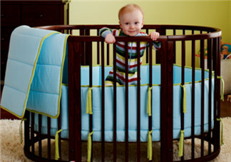 徐若瑄在兒子V寶同款嬰兒床 靈活多變又安全