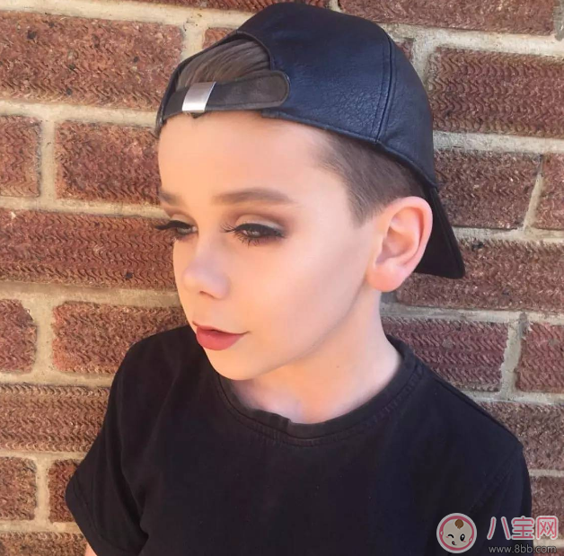 孩子從小化妝竟導(dǎo)致骨齡長(zhǎng)至16歲 小孩子應(yīng)該如何化妝