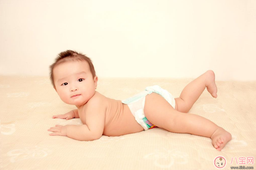 寶寶從床上掉下來怎么辦 怎么給寶寶準(zhǔn)備一個(gè)安全的床