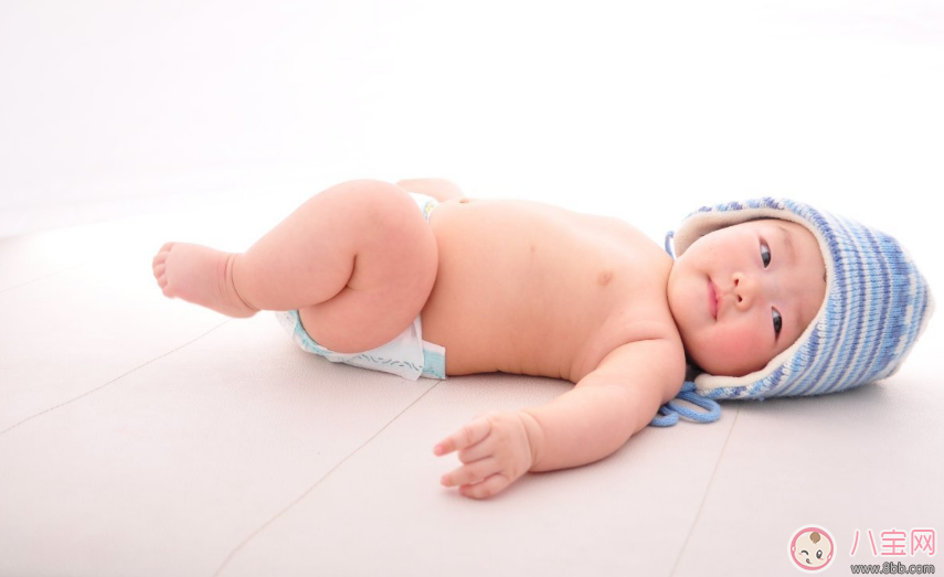 寶寶從床上掉下來怎么辦 怎么給寶寶準(zhǔn)備一個(gè)安全的床