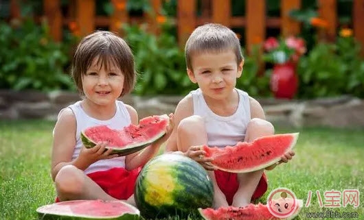 第一次寶寶吃西瓜要注意什么 夏天寶寶多大可以吃西瓜