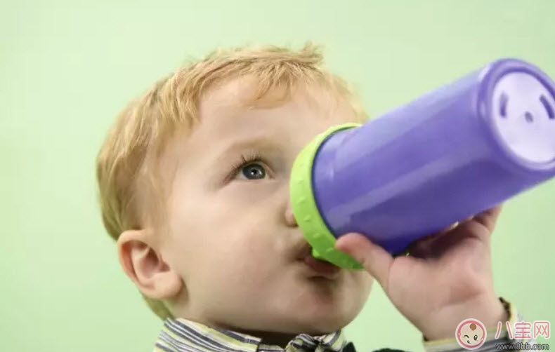 如何教寶寶用杯子喝水 寶寶喝水奶瓶哪種好