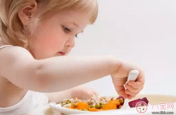 寶寶什么時(shí)候加輔食 不同月齡寶寶吃什么什么輔食(輔食添加順序) 寶寶什么時(shí)候加輔食 不同月齡寶寶吃什么什么輔食(輔食添加順序)
