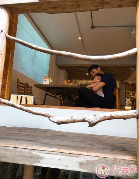 小米粒和爸爸吃飯愛意滿滿 伊能靜寶貝小米粒外出吃什么