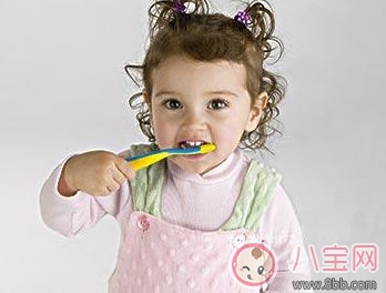 寶寶牙刷使用有講究 學(xué)《爸爸去哪兒》Kimi刷牙告別牙齦問題 寶寶牙刷使用有講究 學(xué)《爸爸去哪兒》Kimi刷牙告別牙齦問題