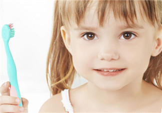 寶寶牙刷使用有講究 學(xué)《爸爸去哪兒》Kimi刷牙告別牙齦問題