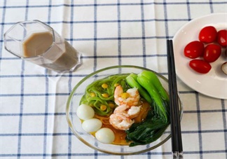 食欲大開(kāi)的彩色面條：五彩時(shí)蔬鮮蝦面