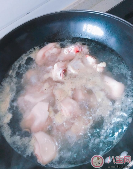 夏日沒(méi)胃口 來(lái)份椒鹽豬蹄下飯香 夏日沒(méi)胃口 來(lái)份椒鹽豬蹄下飯香