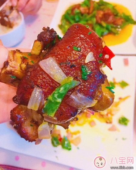 夏日沒(méi)胃口 來(lái)份椒鹽豬蹄下飯香 夏日沒(méi)胃口 來(lái)份椒鹽豬蹄下飯香