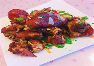 夏日沒(méi)胃口 來(lái)份椒鹽豬蹄下飯香