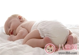 紙尿褲穿多了會(huì)變成O型腿嗎  紙尿褲對(duì)寶寶的成長(zhǎng)會(huì)有影響嗎