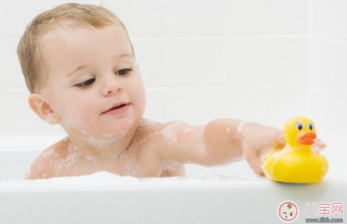 給寶寶洗澡媽媽要注意什么 給孩子洗澡的注意事項有哪些