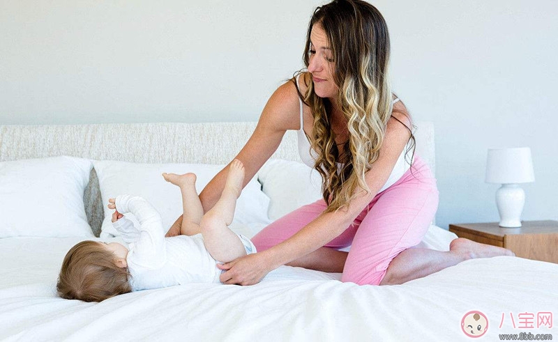 寶寶翻身有什么前兆 如何引導(dǎo)寶寶翻身